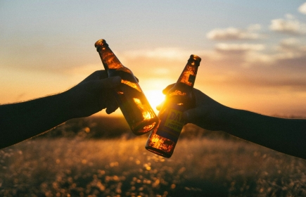 Bières avec un coucher de soleil